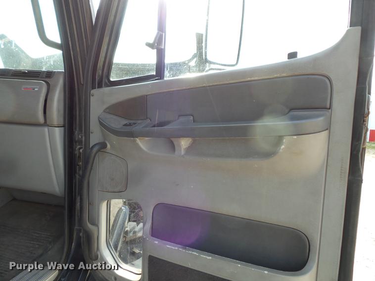 image for item FT9956 2005 Freightliner Columbia semi truck