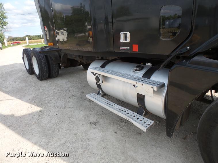 image for item FT9956 2005 Freightliner Columbia semi truck