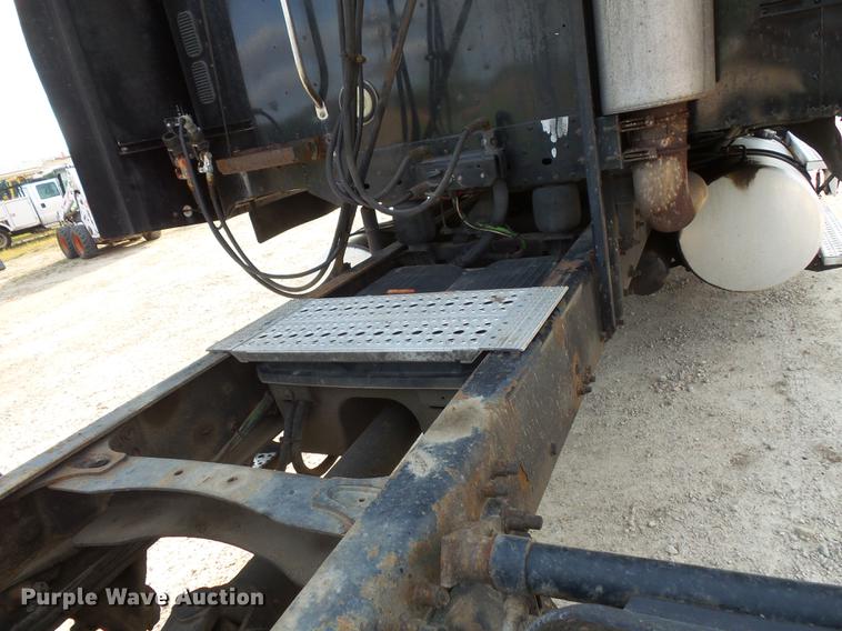 image for item FT9956 2005 Freightliner Columbia semi truck