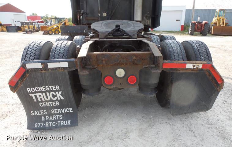 image for item FT9956 2005 Freightliner Columbia semi truck