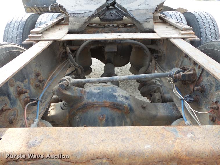 image for item FT9956 2005 Freightliner Columbia semi truck