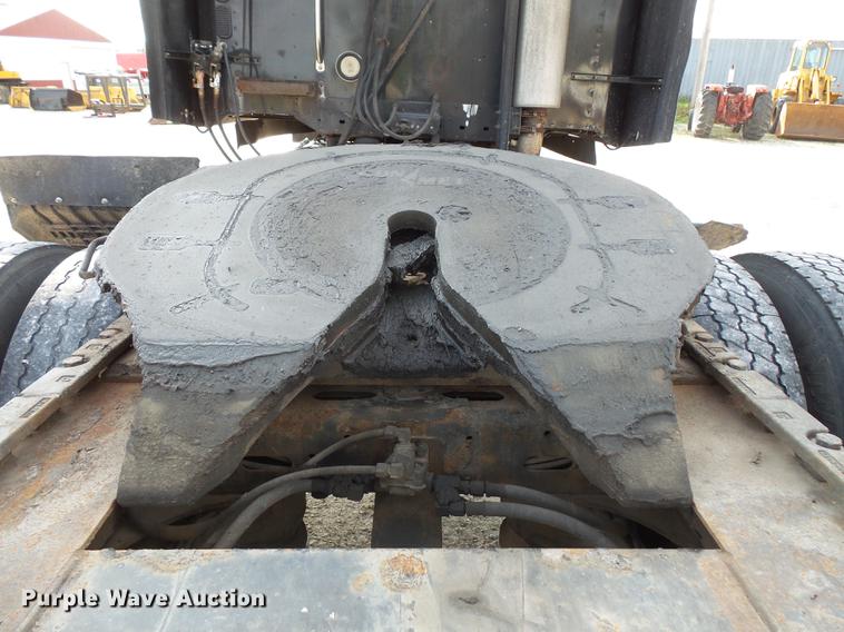 image for item FT9956 2005 Freightliner Columbia semi truck