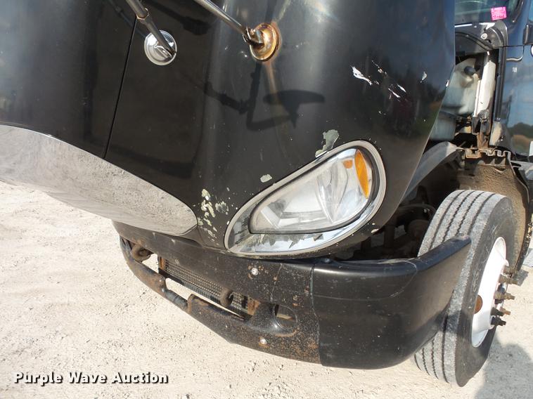 image for item FT9956 2005 Freightliner Columbia semi truck