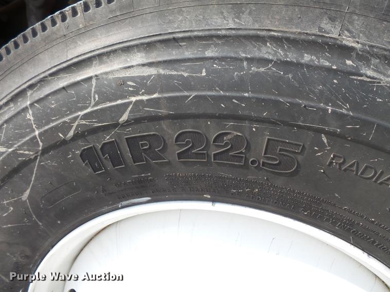 image for item FT9956 2005 Freightliner Columbia semi truck