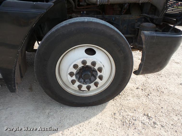 image for item FT9956 2005 Freightliner Columbia semi truck