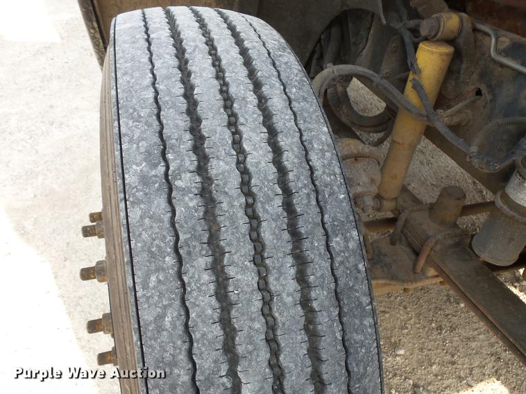 image for item FT9956 2005 Freightliner Columbia semi truck