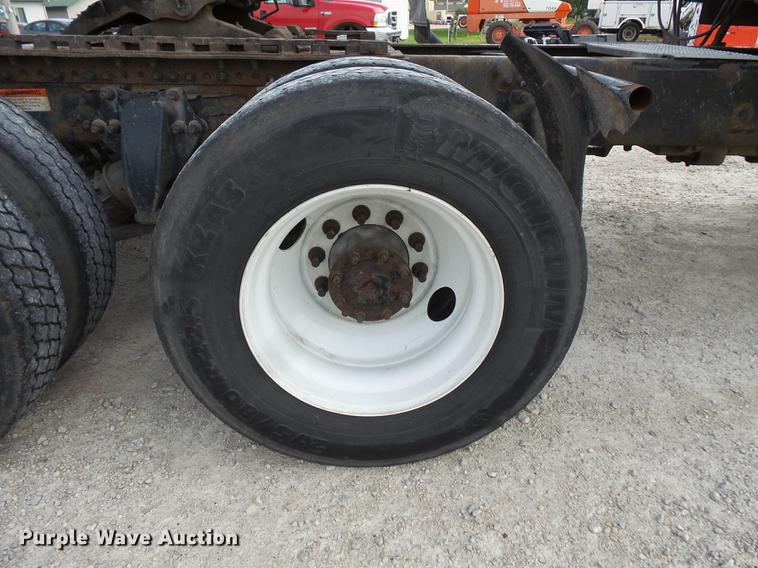 image for item FT9956 2005 Freightliner Columbia semi truck