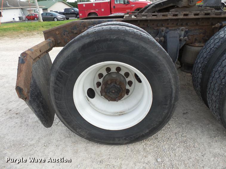 image for item FT9956 2005 Freightliner Columbia semi truck