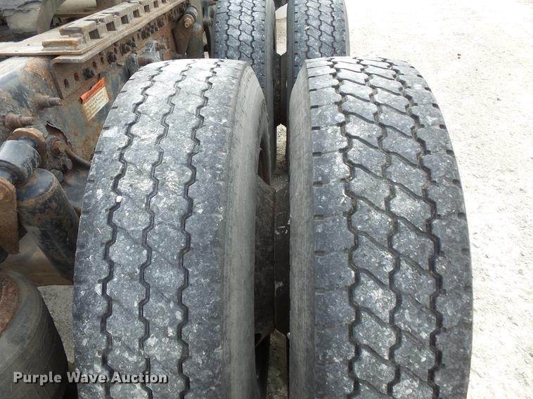 image for item FT9956 2005 Freightliner Columbia semi truck