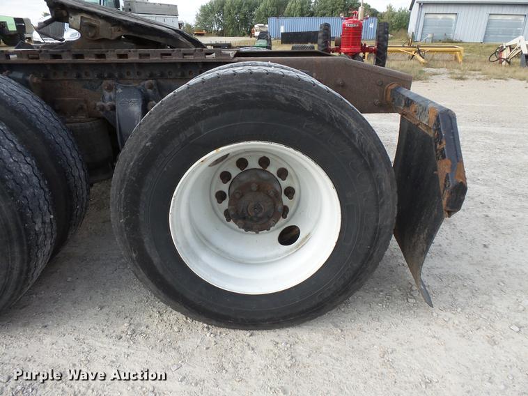 image for item FT9956 2005 Freightliner Columbia semi truck