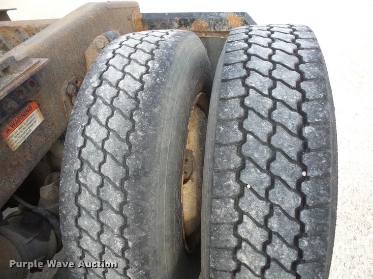 image for item FT9956 2005 Freightliner Columbia semi truck