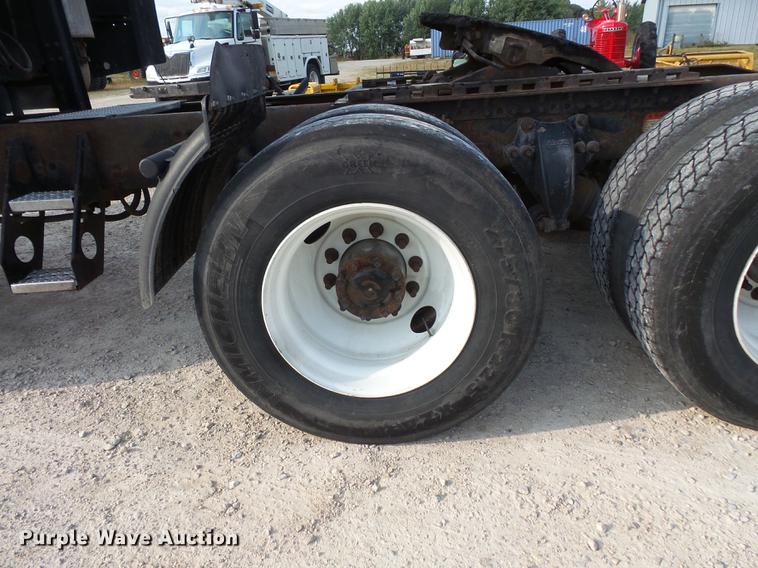 image for item FT9956 2005 Freightliner Columbia semi truck