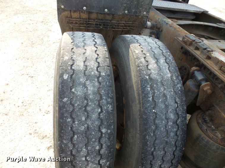 image for item FT9956 2005 Freightliner Columbia semi truck