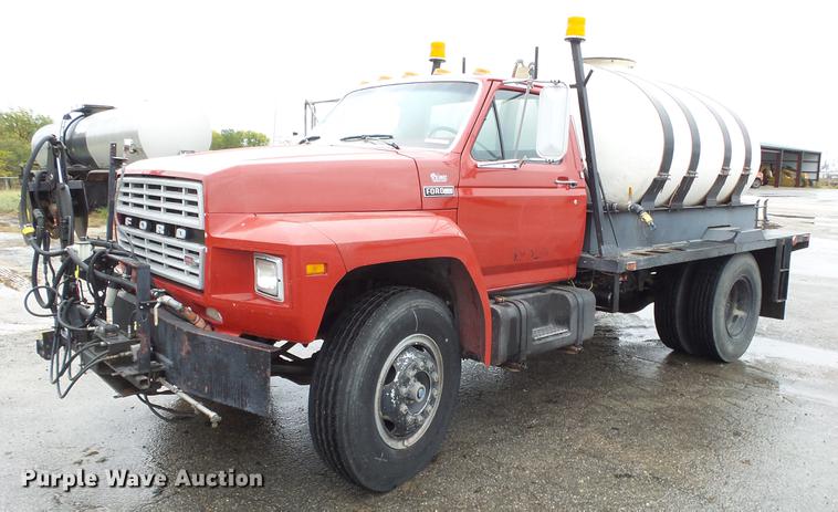 image for item AM9097 1982 Ford F700 tank truck