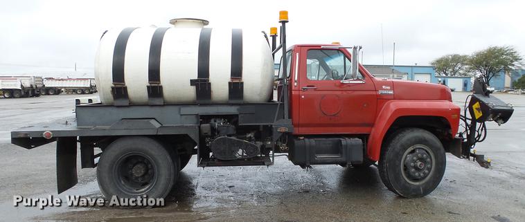 image for item AM9097 1982 Ford F700 tank truck