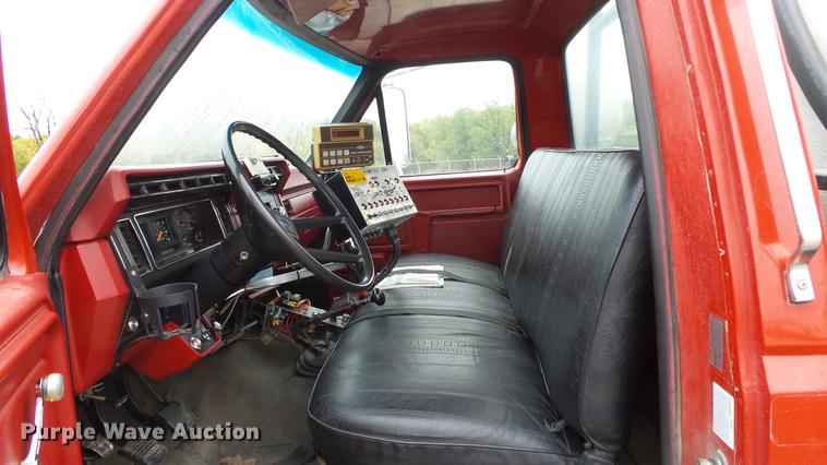 image for item AM9097 1982 Ford F700 tank truck