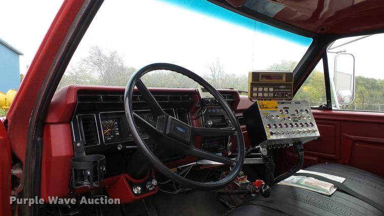 image for item AM9097 1982 Ford F700 tank truck