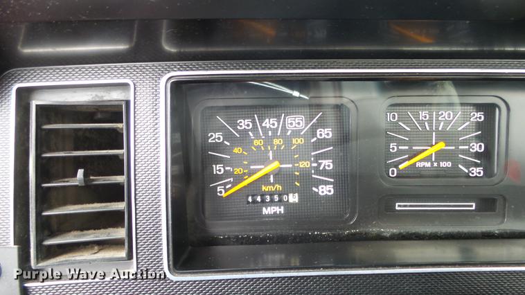 image for item AM9097 1982 Ford F700 tank truck