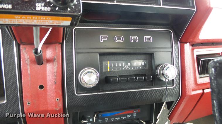 image for item AM9097 1982 Ford F700 tank truck