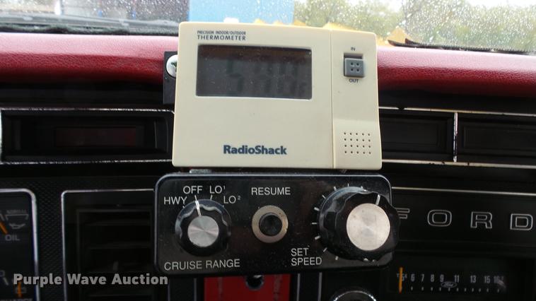 image for item AM9097 1982 Ford F700 tank truck