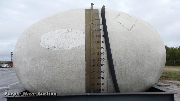 image for item AM9097 1982 Ford F700 tank truck