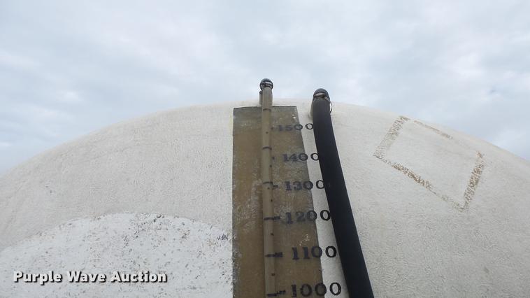 image for item AM9097 1982 Ford F700 tank truck