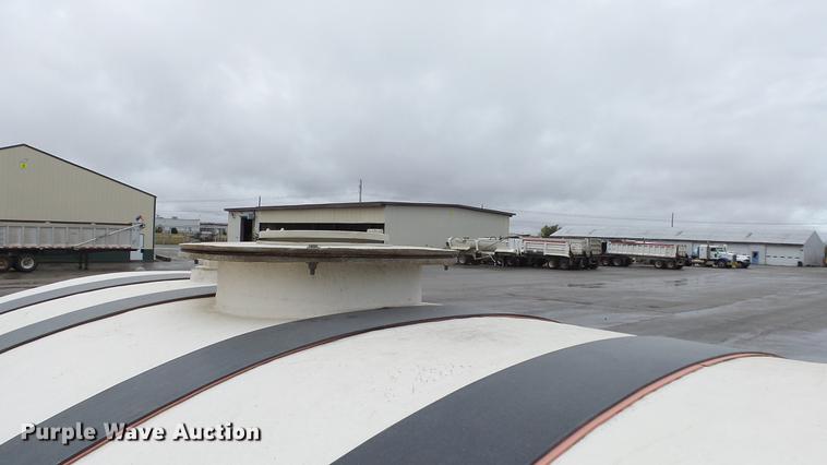 image for item AM9097 1982 Ford F700 tank truck