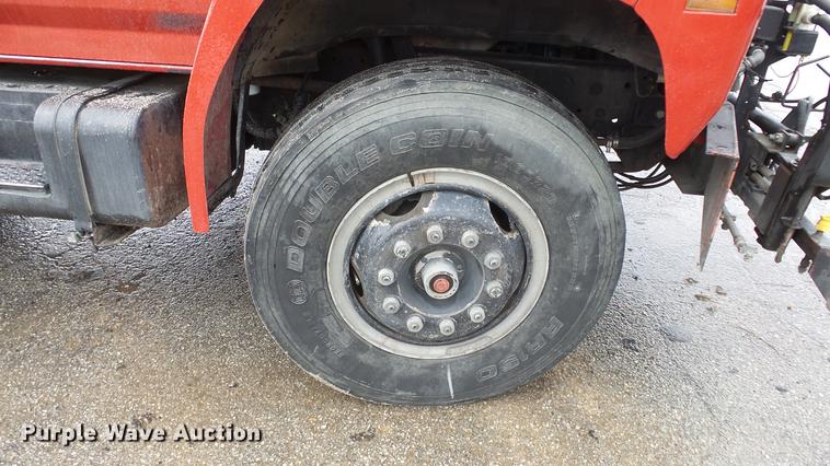 image for item AM9097 1982 Ford F700 tank truck