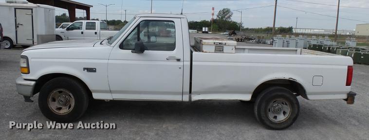 image for item DD2489 1995 Ford F150 pickup truck
