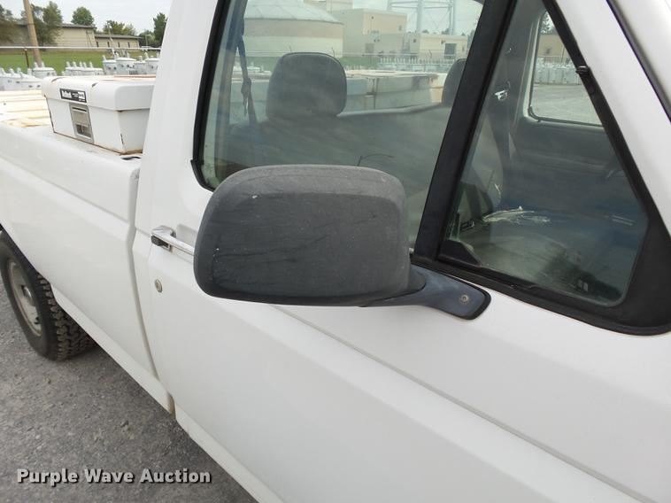 image for item DD2489 1995 Ford F150 pickup truck