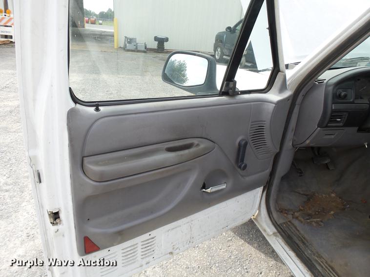 image for item DD2489 1995 Ford F150 pickup truck