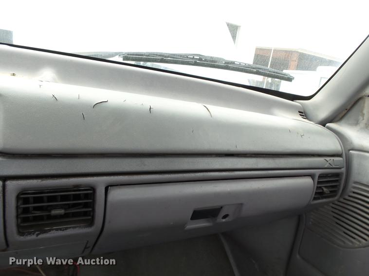 image for item DD2489 1995 Ford F150 pickup truck