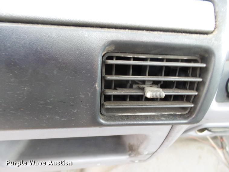 image for item DD2489 1995 Ford F150 pickup truck