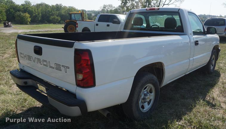 image for item DD6549 2004 Chevrolet Silverado 1500 pickup truck