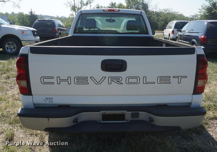 image for item DD6549 2004 Chevrolet Silverado 1500 pickup truck