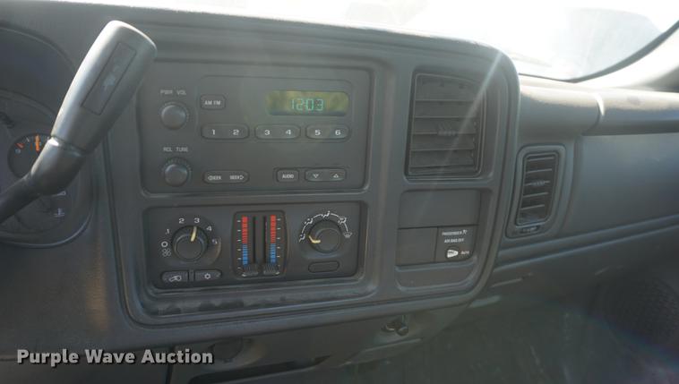 image for item DD6549 2004 Chevrolet Silverado 1500 pickup truck