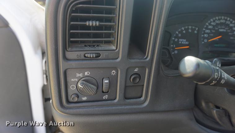 image for item DD6549 2004 Chevrolet Silverado 1500 pickup truck