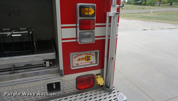 image for item DD6622 2002 Ford F550 Super Duty fire truck