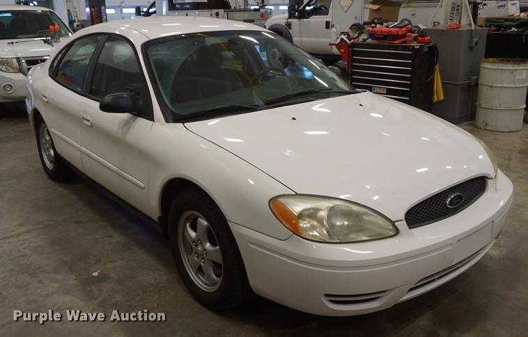 image for item DD6628 2004 Ford Taurus