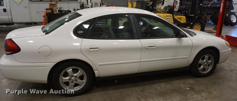image for item DD6628 2004 Ford Taurus