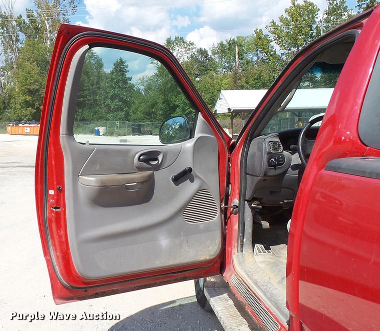 image for item DD7412 2000 Ford F150 flatbed pickup truck