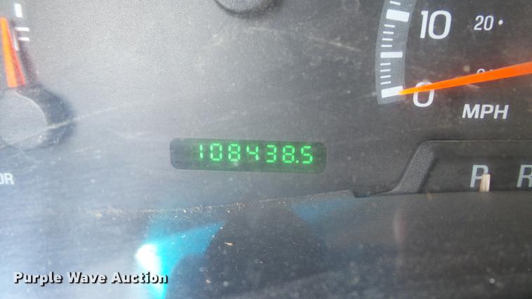 image for item DD7412 2000 Ford F150 flatbed pickup truck