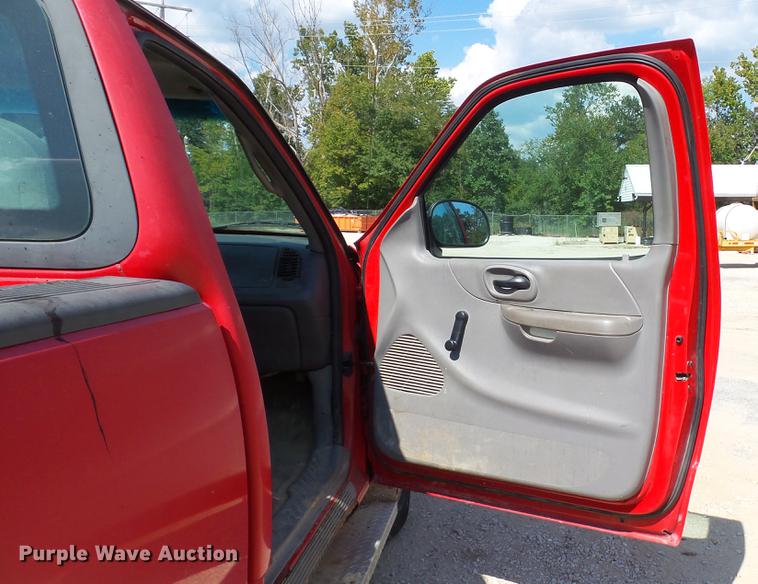 image for item DD7412 2000 Ford F150 flatbed pickup truck