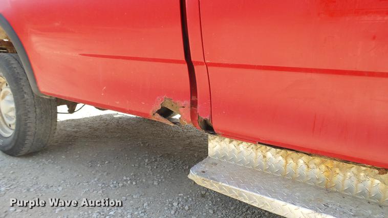 image for item DD7412 2000 Ford F150 flatbed pickup truck