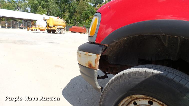 image for item DD7412 2000 Ford F150 flatbed pickup truck