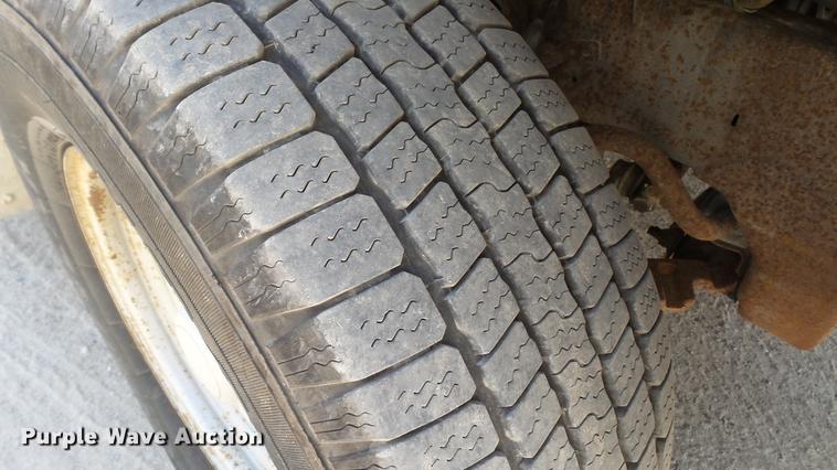 image for item DD7412 2000 Ford F150 flatbed pickup truck