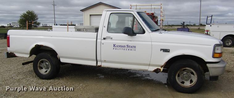 image for item DD8913 1995 Ford F150 pickup truck