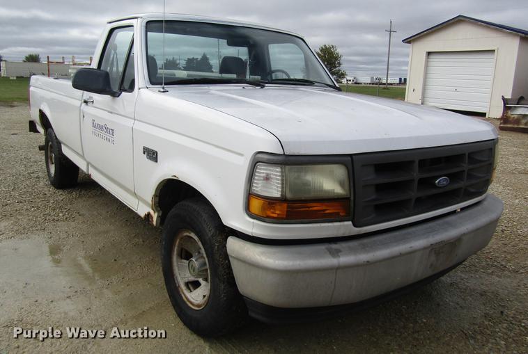 image for item DD8913 1995 Ford F150 pickup truck