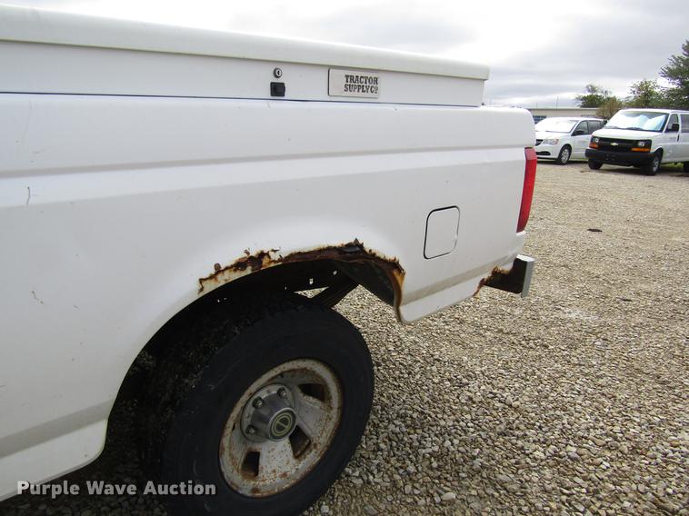image for item DD8913 1995 Ford F150 pickup truck