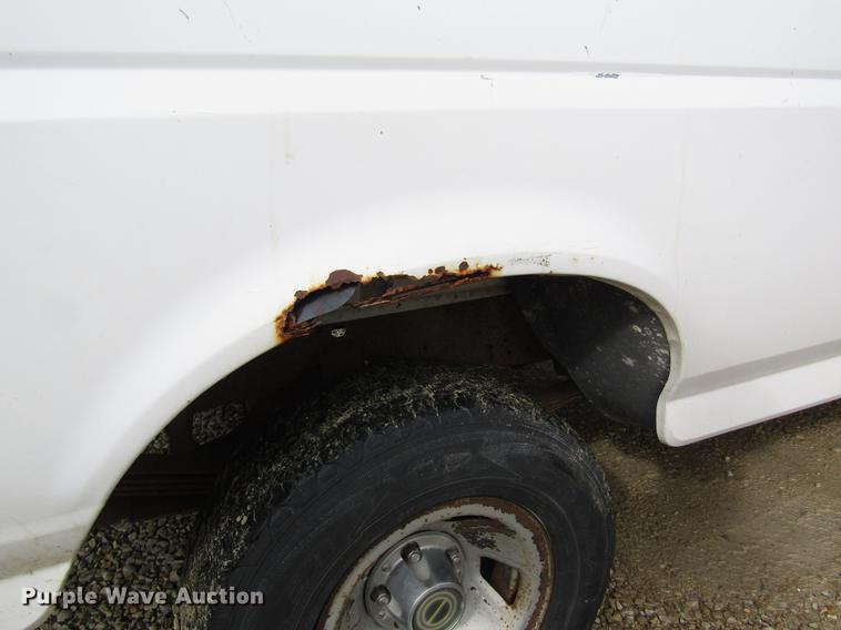 image for item DD8913 1995 Ford F150 pickup truck